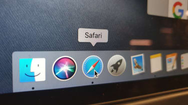 Un mouse sobre el logotipo de Safari en una MacBook