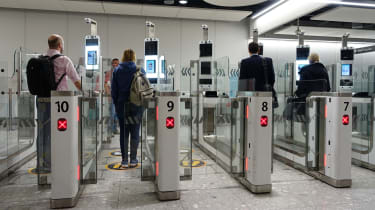 Los viajeros aéreos pasan por las puertas automáticas de control fronterizo de pasaportes en el aeropuerto de Heathrow, donde la Fuerza Fronteriza del Reino Unido utiliza tecnología de reconocimiento facial.