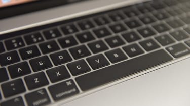 Acercándose al teclado Apple MacBook Pro de 15 pulgadas (2018)
