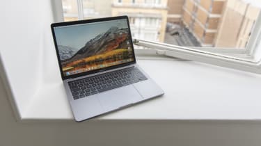 Apple MacBook Pro 13in (2018) con tapa abierta