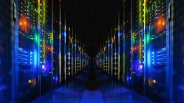 Un corredor de servidores para la instalación de una supercomputadora 